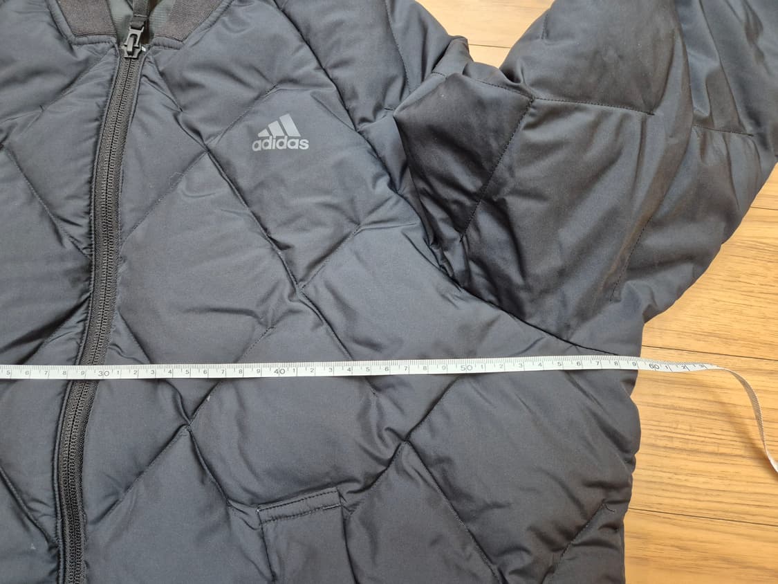 아디다스 여성 롱 봄버 패딩 L사이즈입니다. 엉덩이 덮는 기장이고, 얇은 상품이미지4