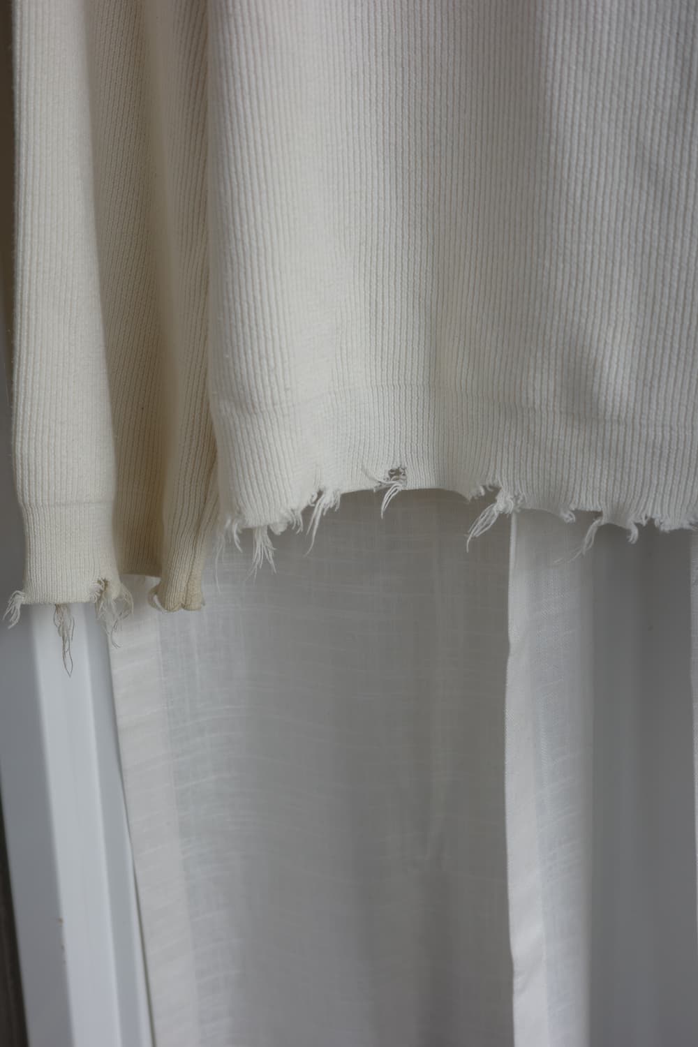 Perverze 퍼버즈  브이넥 데미지 니트 상품이미지5