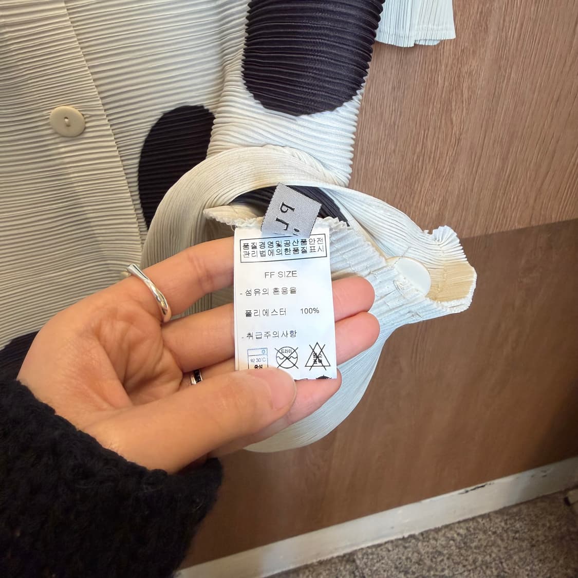 빈티지 플리츠 블라우스 빅 도트 패턴 버튼업 디테일 아이보리 상품이미지5