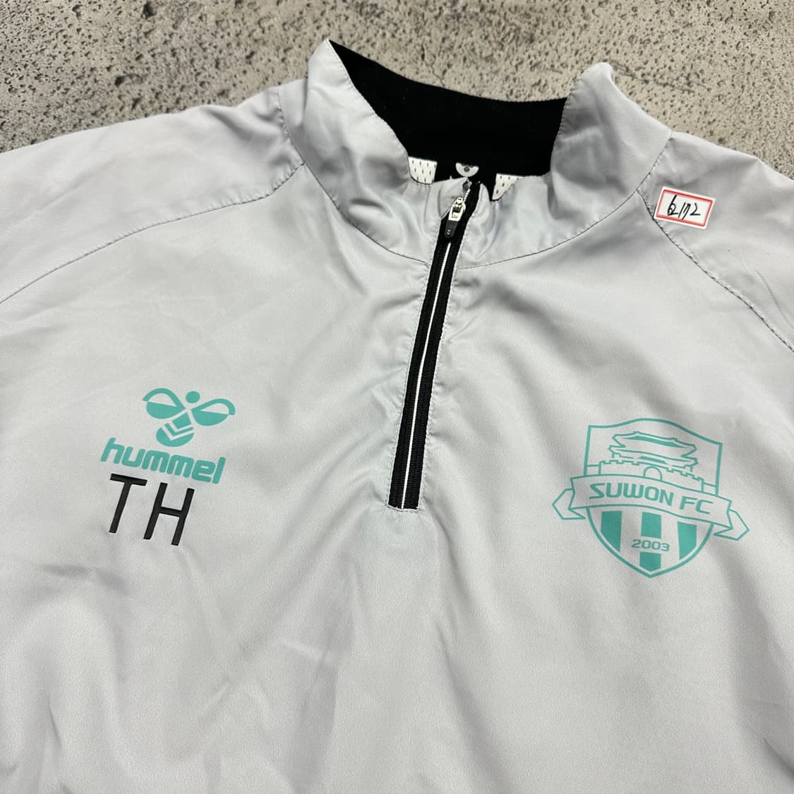 ✨ (바배) 험멜 수원FC 빅로고 웜업 반집업 축구 바람막이 상품이미지4