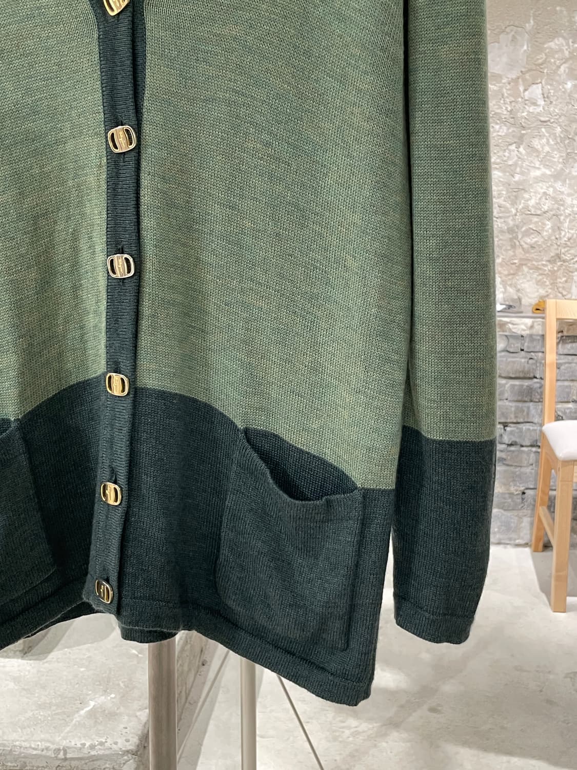 살바토레 페라가모 라이트 그린 금장 버튼 울 가디건 상품이미지5
