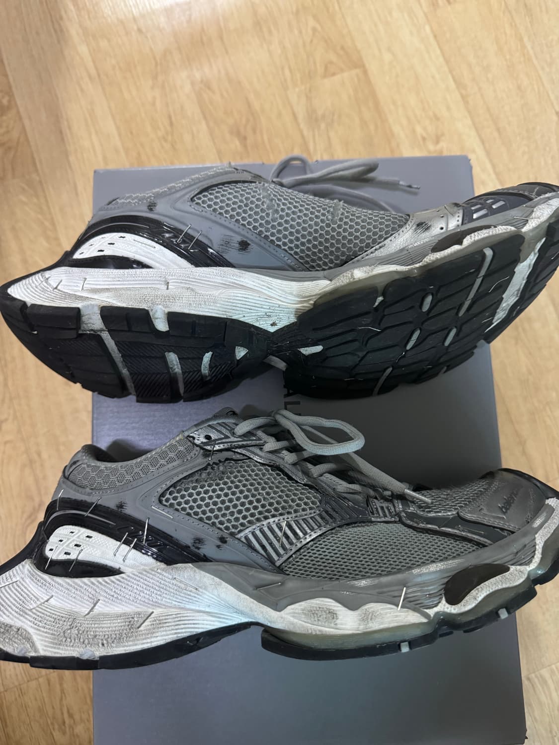 [42] 발렌시아가 스테이플러 스니커즈 그레이 상품이미지4