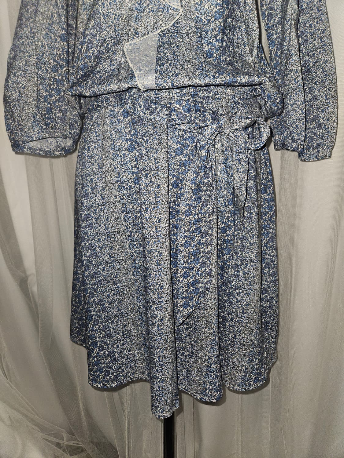 earth music&ecology 빈티지블루 잔꽃패턴 리본 러플 원피스 상품이미지3