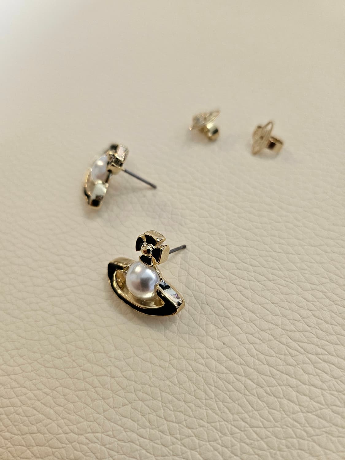 비비안웨스트우드 업사이클링 진주 블랙우주선 귀걸이 상품이미지4