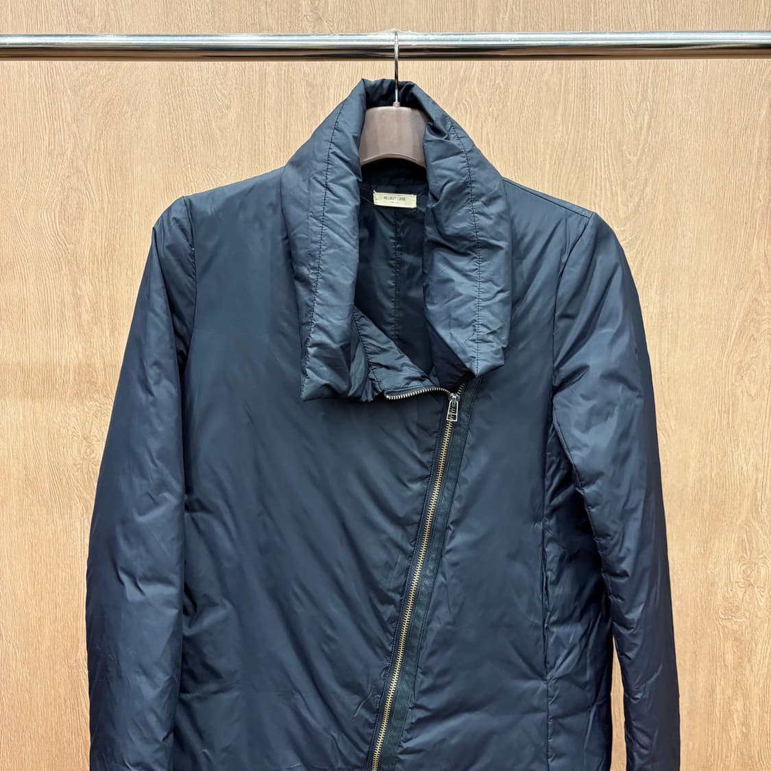 헬무트랭 하이넥 미디 패딩 코트 비대칭 사선 지퍼 클로징 디테일 블랙 상품이미지4