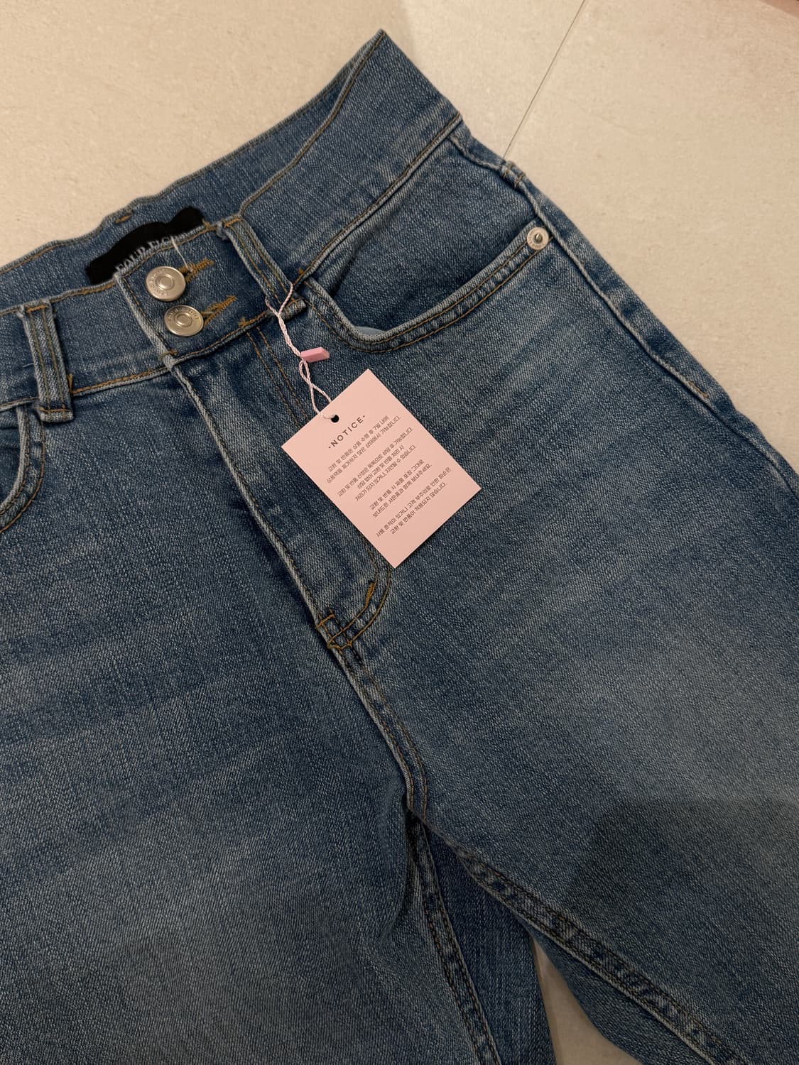 여왕의 옷장 Fe 투버튼절개부츠컷 투버튼 절개 트임 부츠컷청바지 상품이미지4