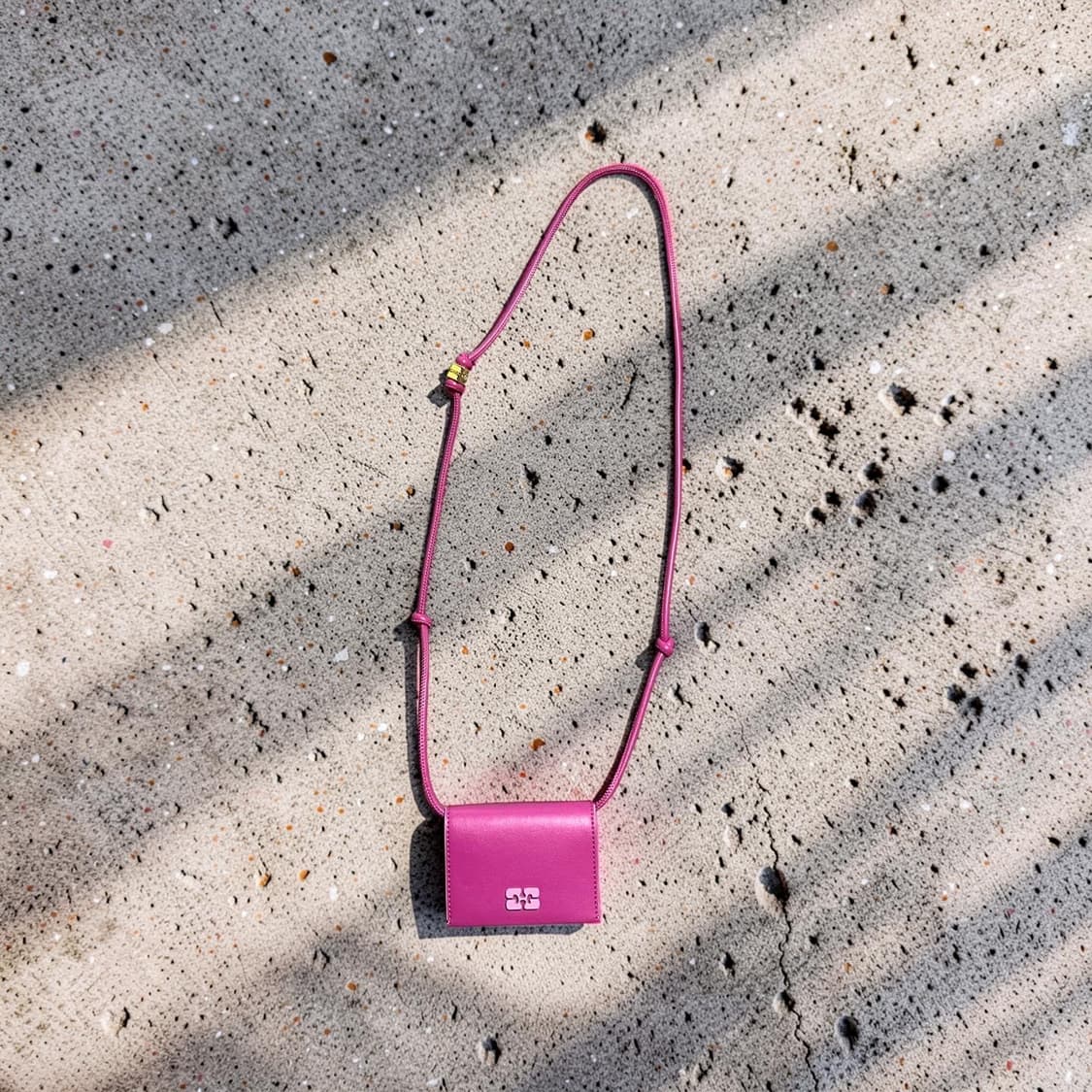 GANNI 핑크 부 지갑 스트랩 상품이미지2