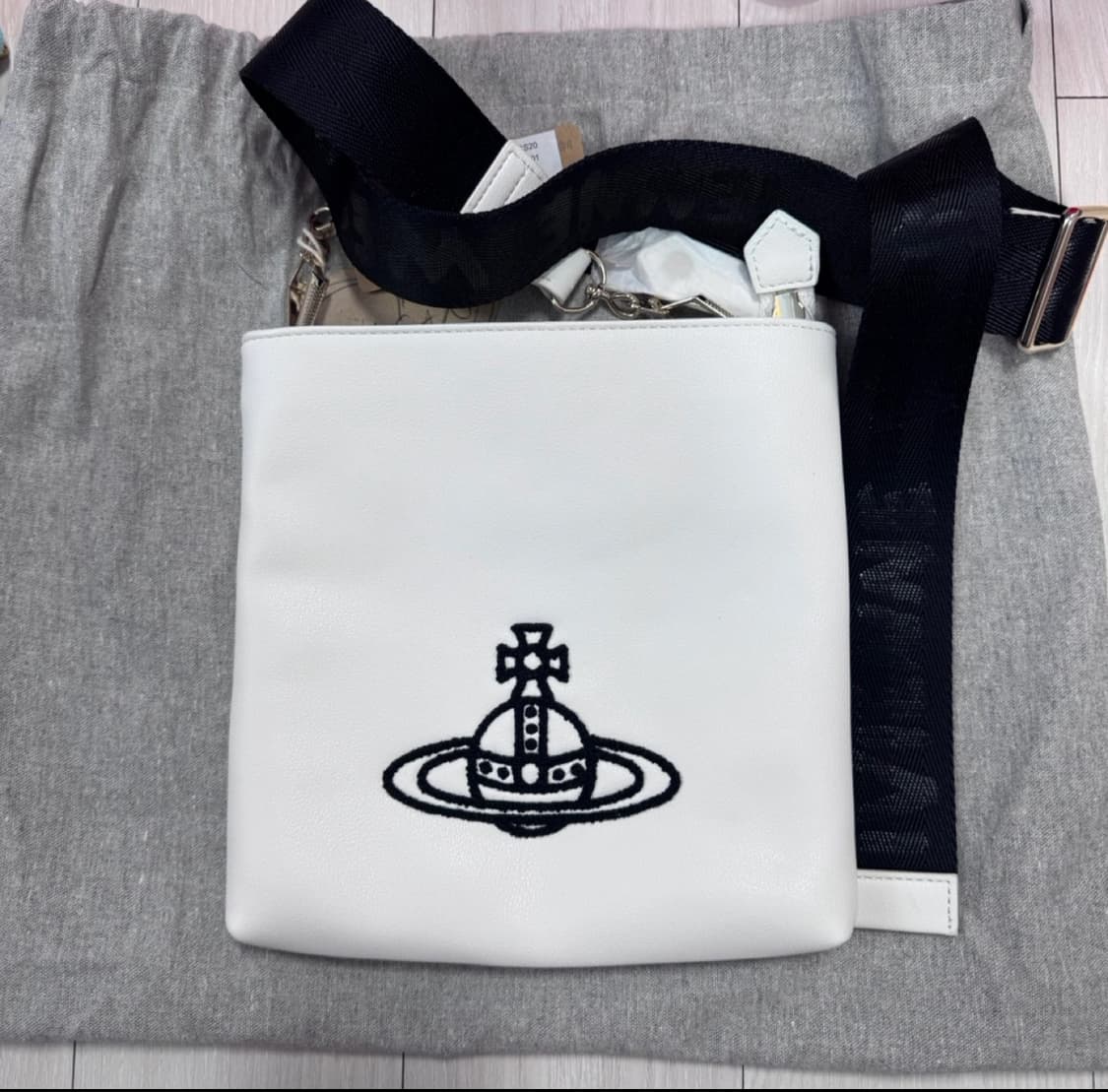 (새상품) 비비안웨스트우드 크로스백 상품이미지1