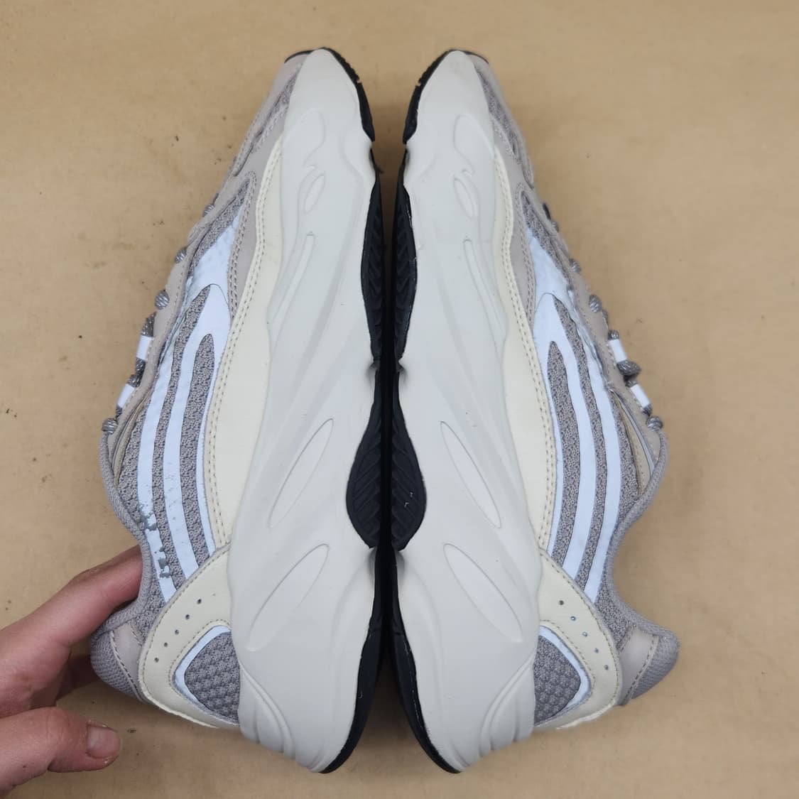 아디다스 이지 부스트 700 남성운동화275 상품이미지5