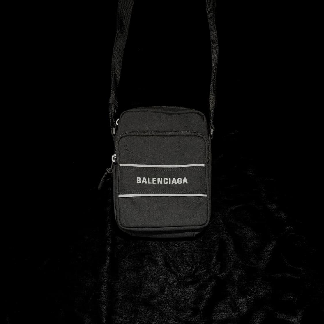 발렌시아가 로고 크로스 미니백 블랙 상품이미지1
