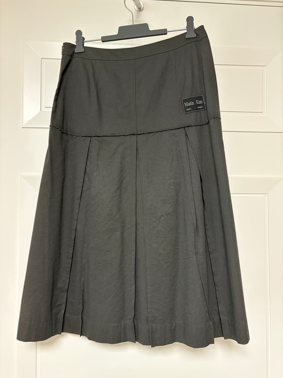 마뗑킴 플리츠 카고 스커트 차콜 상품이미지3