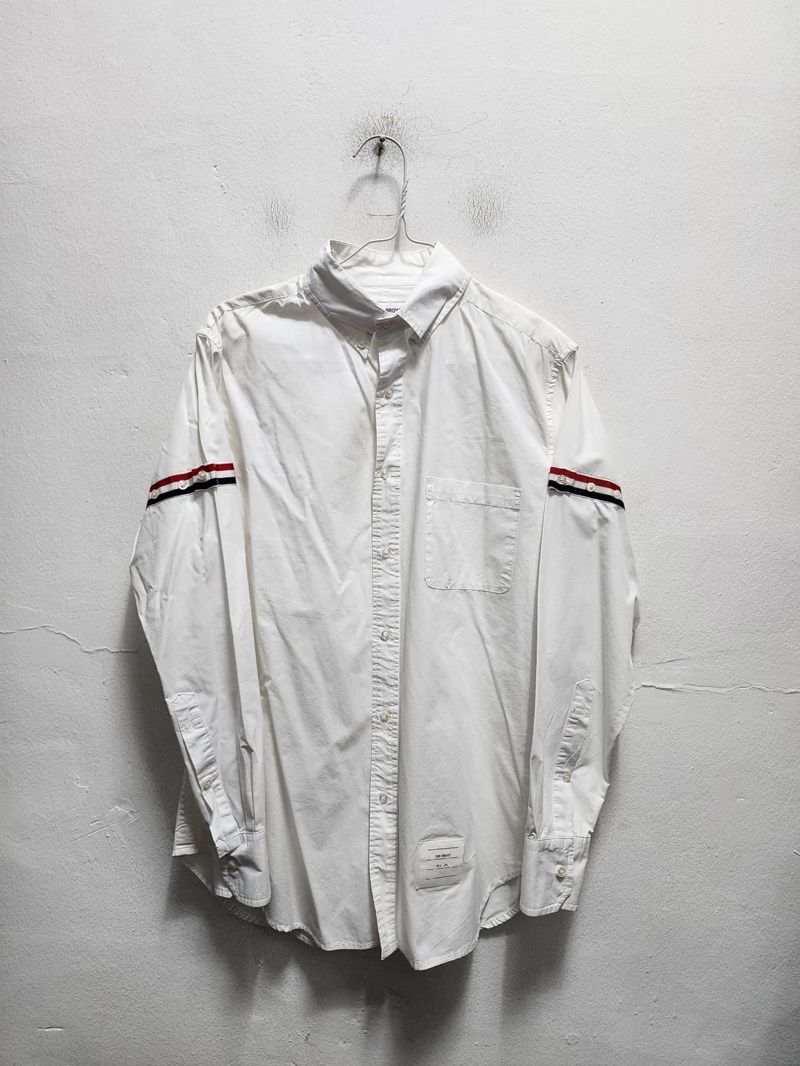 톰브라운 완장로고 셔츠 상품이미지1