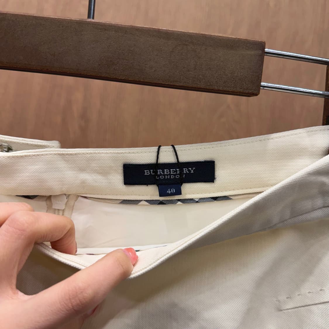 버버리 런던 미디 스커트 사이드 절개 백 슬릿 디테일 A라인 아이보리 상품이미지6