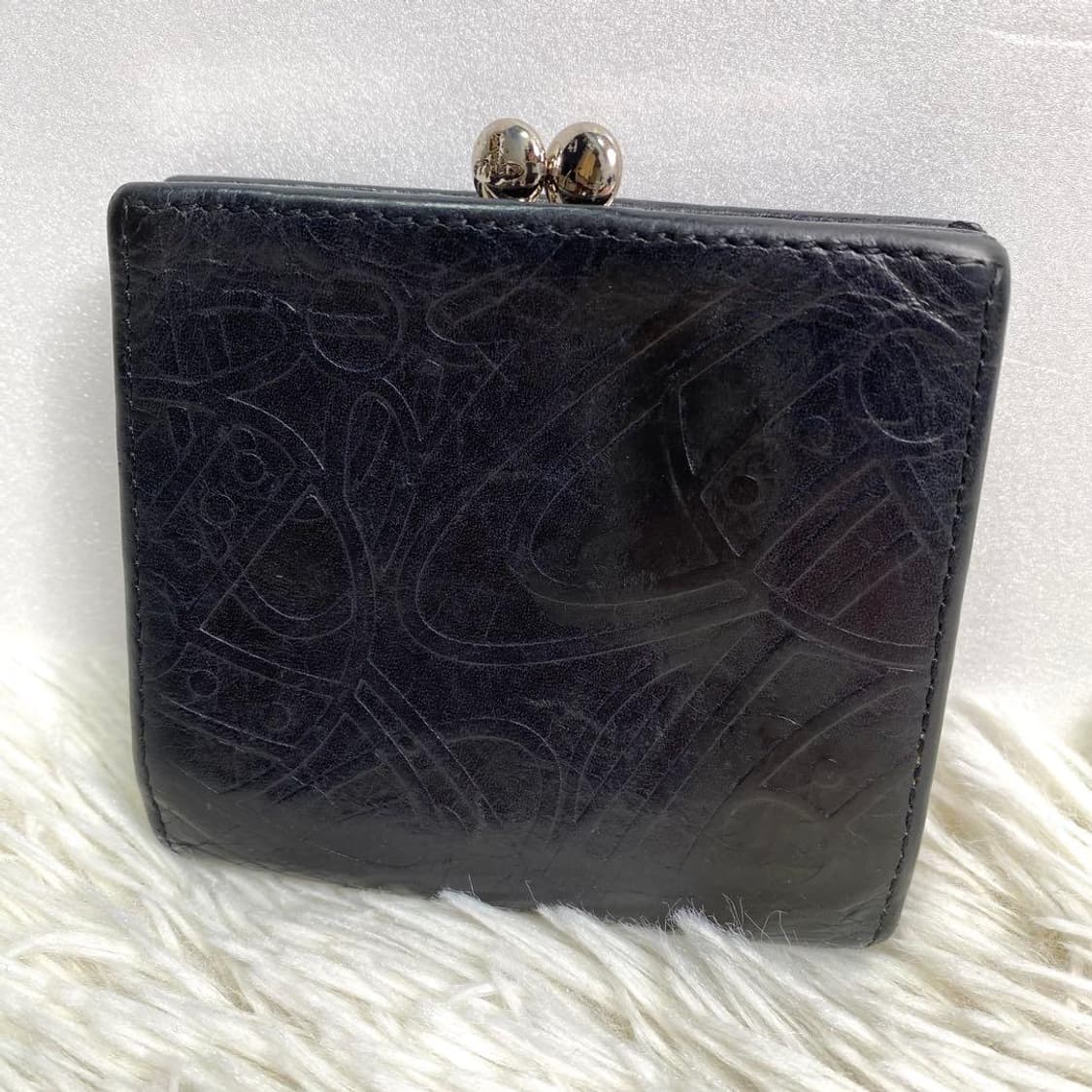 비비안 웨스트우드 가죽 엠보싱 패턴 지갑 상품이미지1