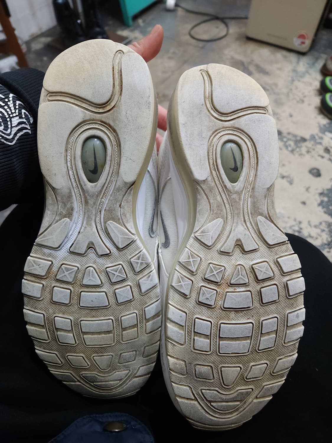 나이키 에어맥스 97 트리플화이트 260mm

 상품이미지8