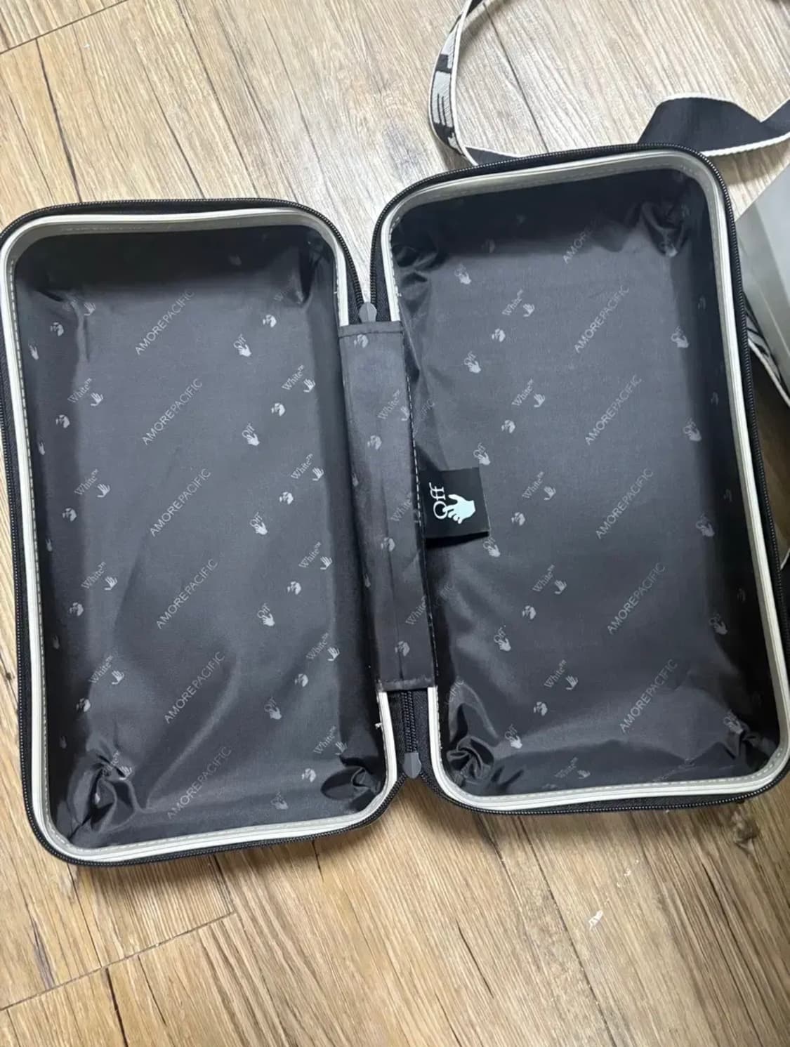 오프화이트 아모레 상품이미지2