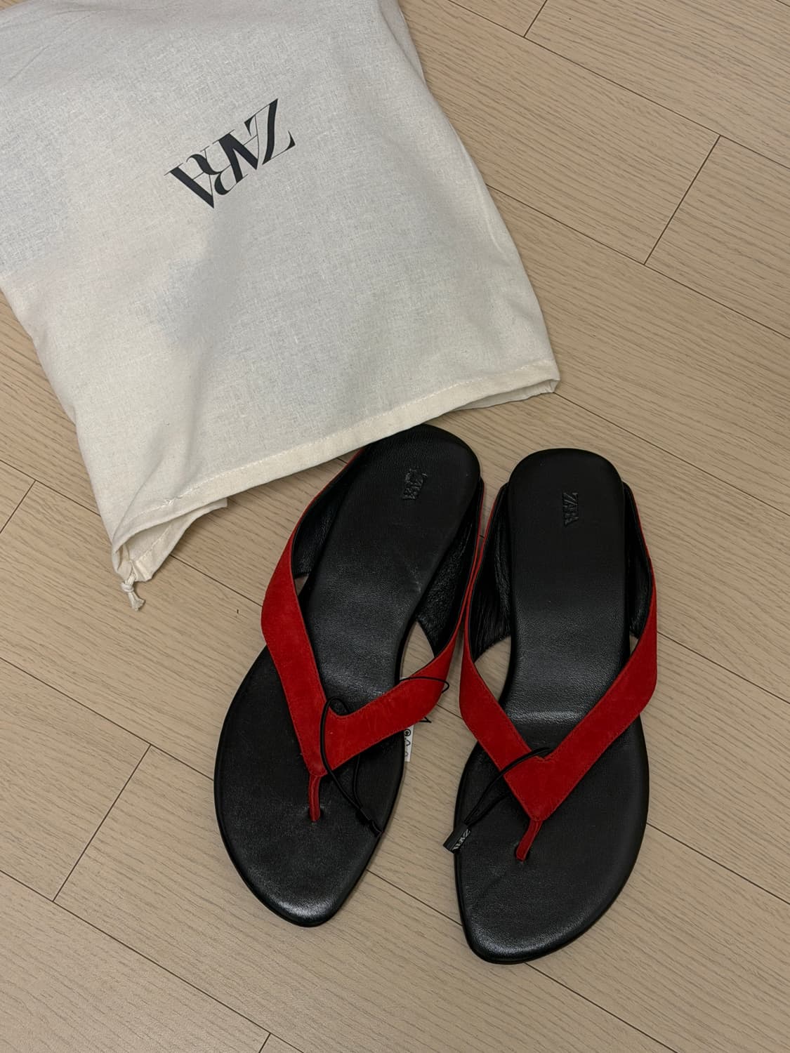 새상품) 자라 Zara 염소가죽 플립플랍 레드 블랙 상품이미지3