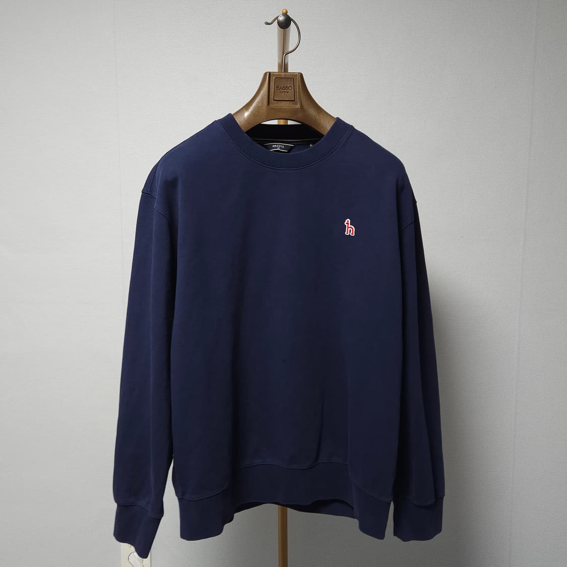 105 ) 헤지스 남성 깔끔 스몰 로고 네이비 맨투맨 상품이미지2