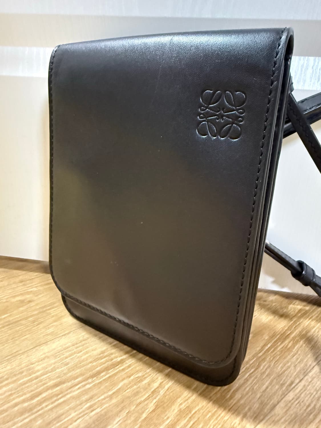 로에베 거싯 아나그램 미니 레더 크로스백 (블랙) 상품이미지5