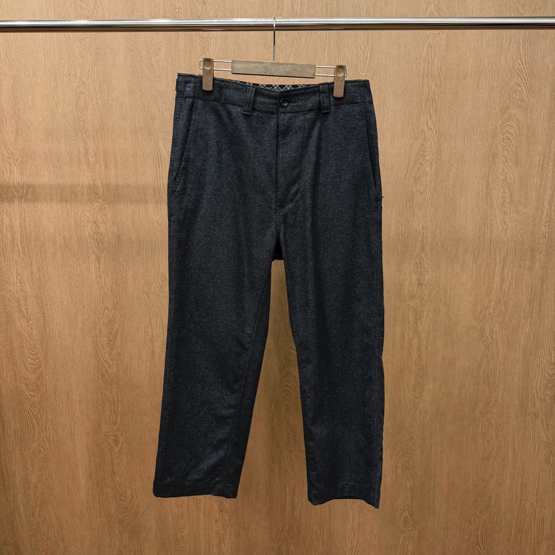 꼼데가르송 옴므 슬랙스 팬츠 백 아웃 포켓 디테일 세미 테이퍼드핏 차콜 상품이미지2