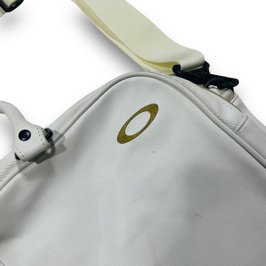 오클리 스컬 골드 자수 로고 화이트 보스턴 크로스백 상품이미지5