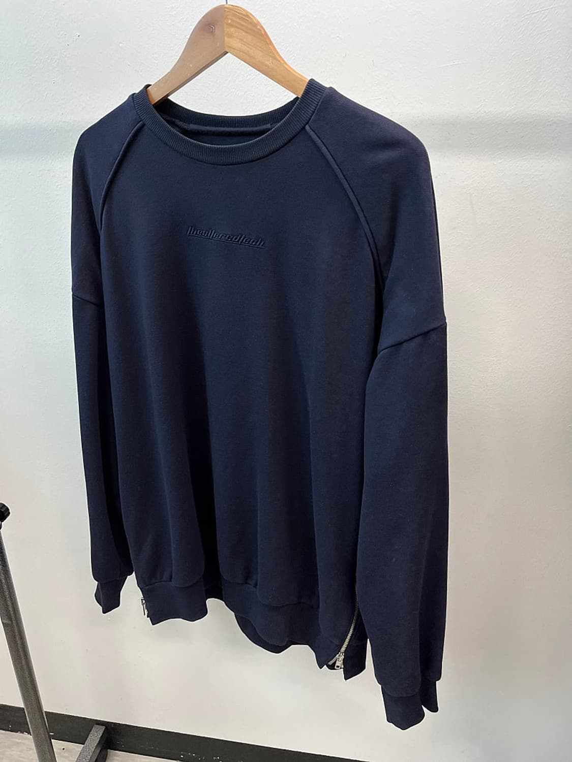 105) 준지 네이비 자수 오버 맨투맨  상품이미지1