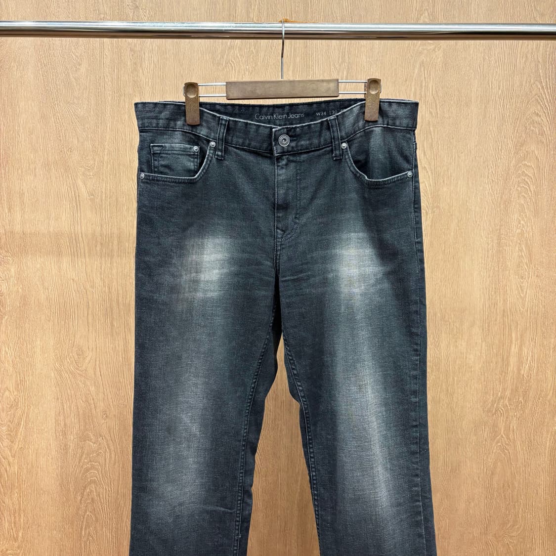 캘빈클라인 워싱 데님 팬츠 워치 포켓 밴딩 로고 디테일 스트레이트핏 흑청 상품이미지4