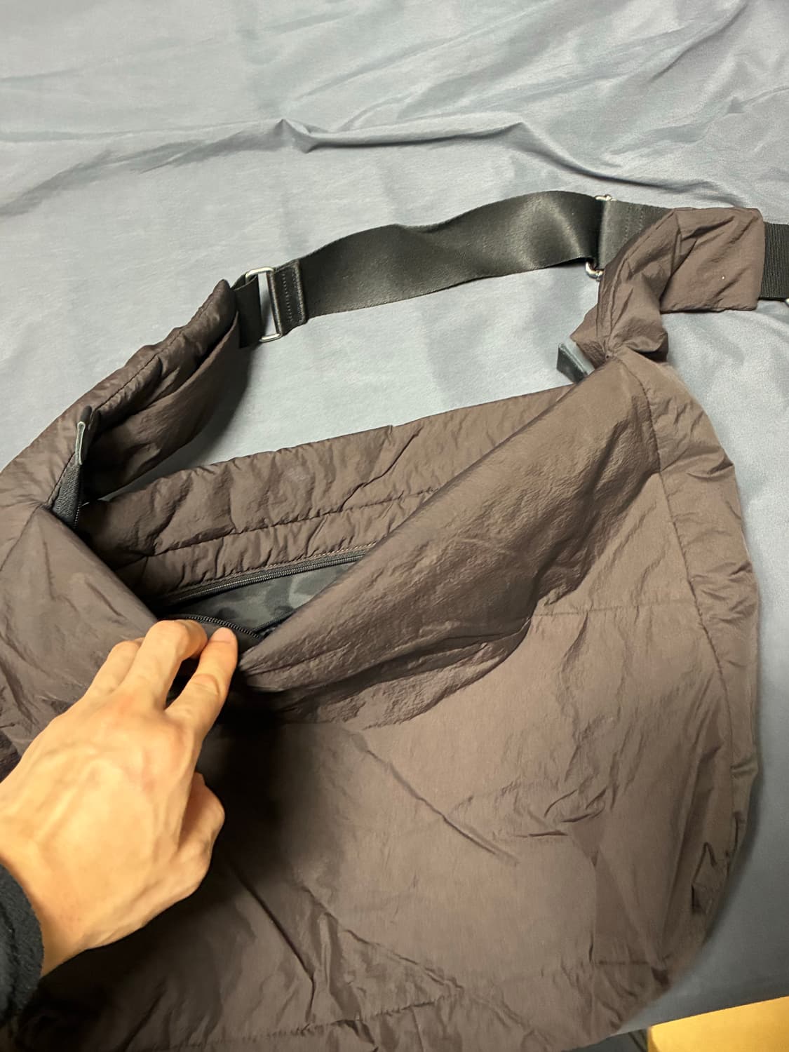 해칭룸 브라운 패디드 백 상품이미지1