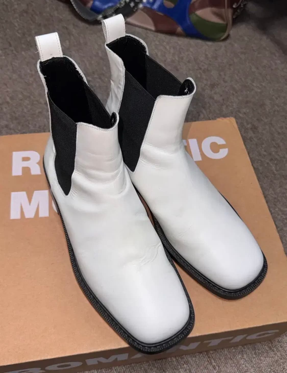 로맨틱무브 스퀘어토 첼시 부츠 화이트 색상 245 사이즈 상품이미지3