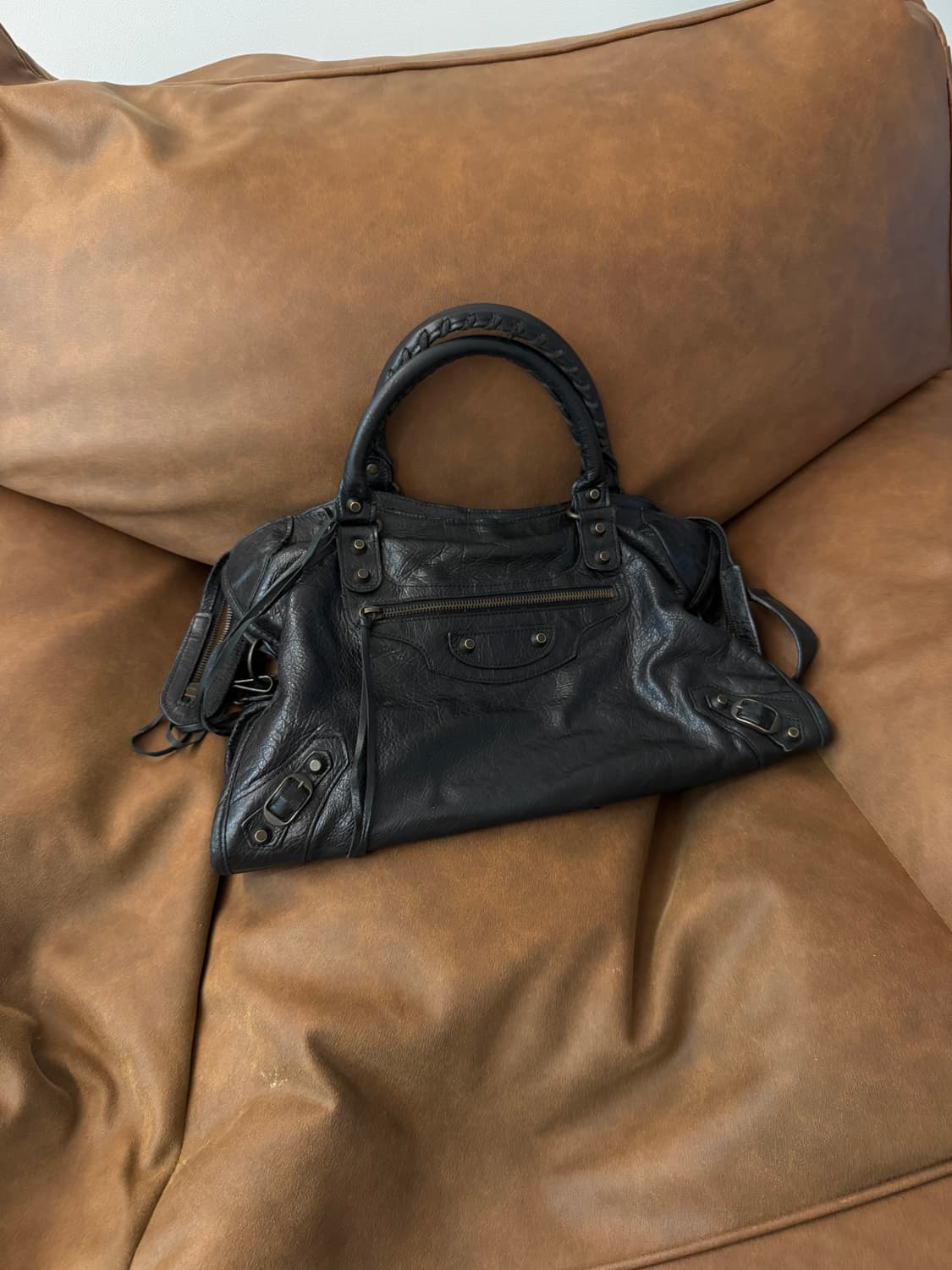 발렌시아가 시티 모터백 미디움 블랙 흑장 브라스 상품이미지7