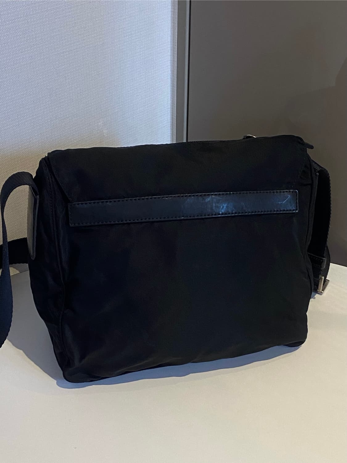 프라다 나일론 원버클 크로스백 상품이미지7