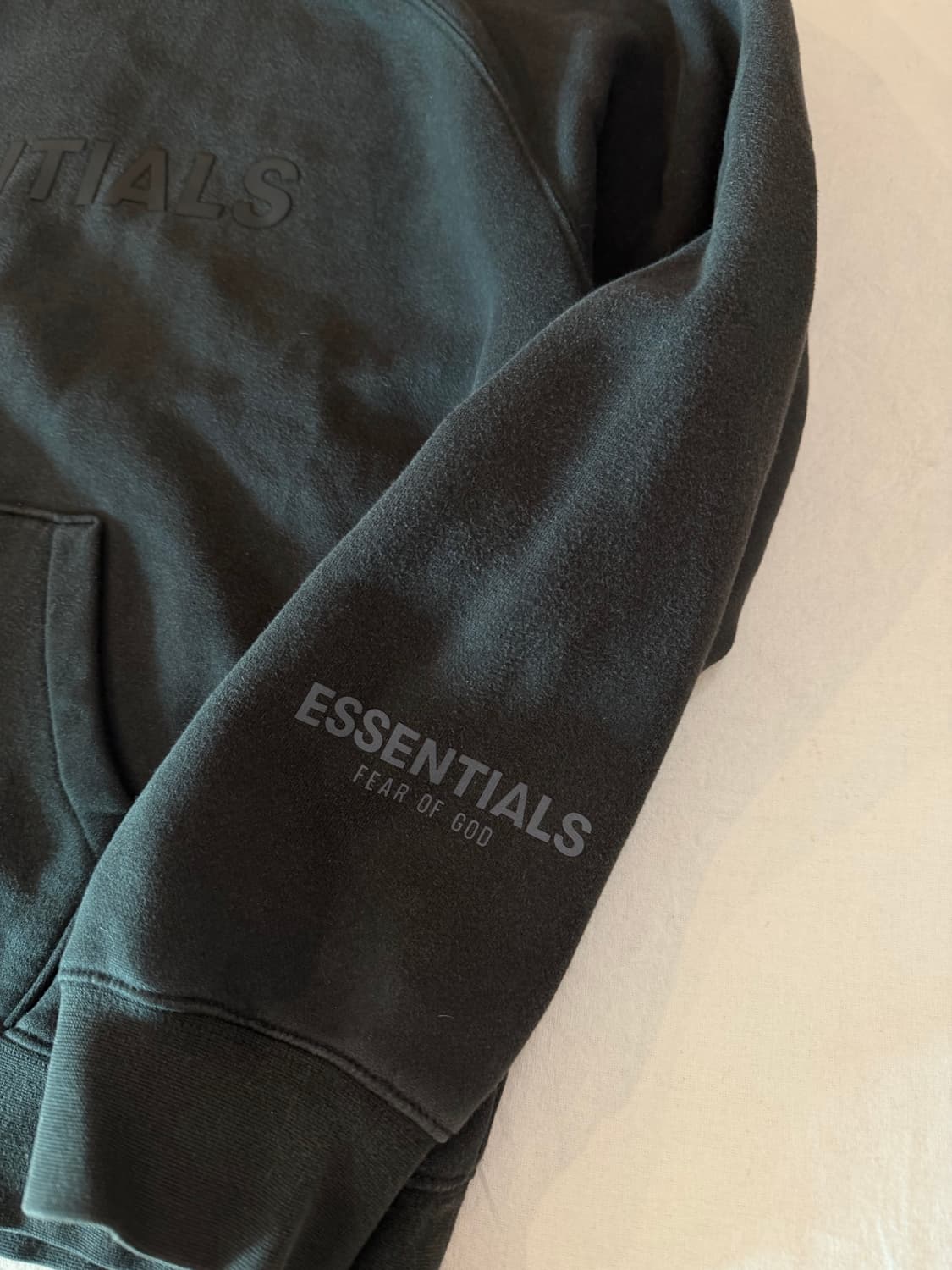 에센셜 피어오브갓 실리콘 로고 후드티 블랙 상품이미지2