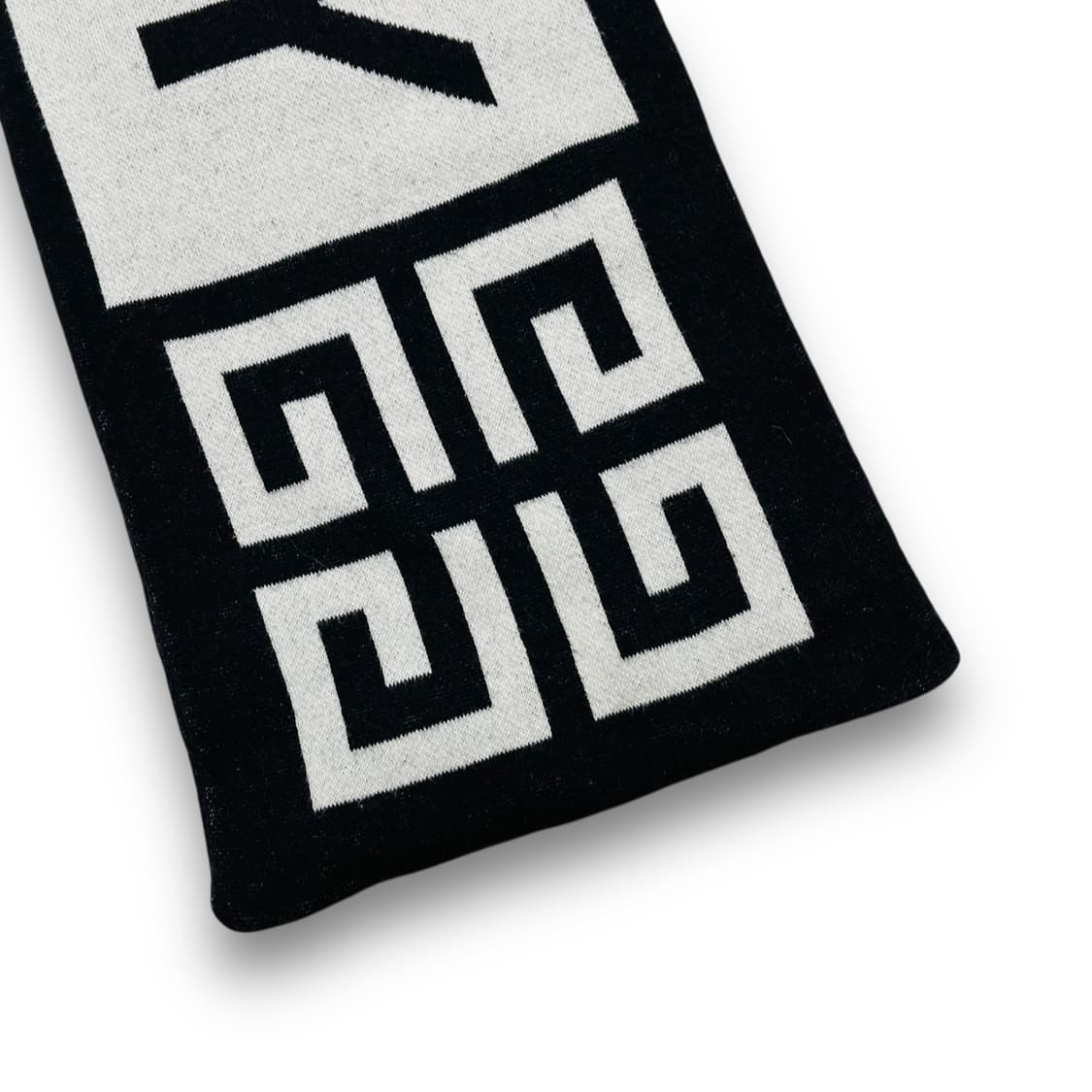 GIVENCHY 4G Geometry Rock Chic muffler 상품이미지4