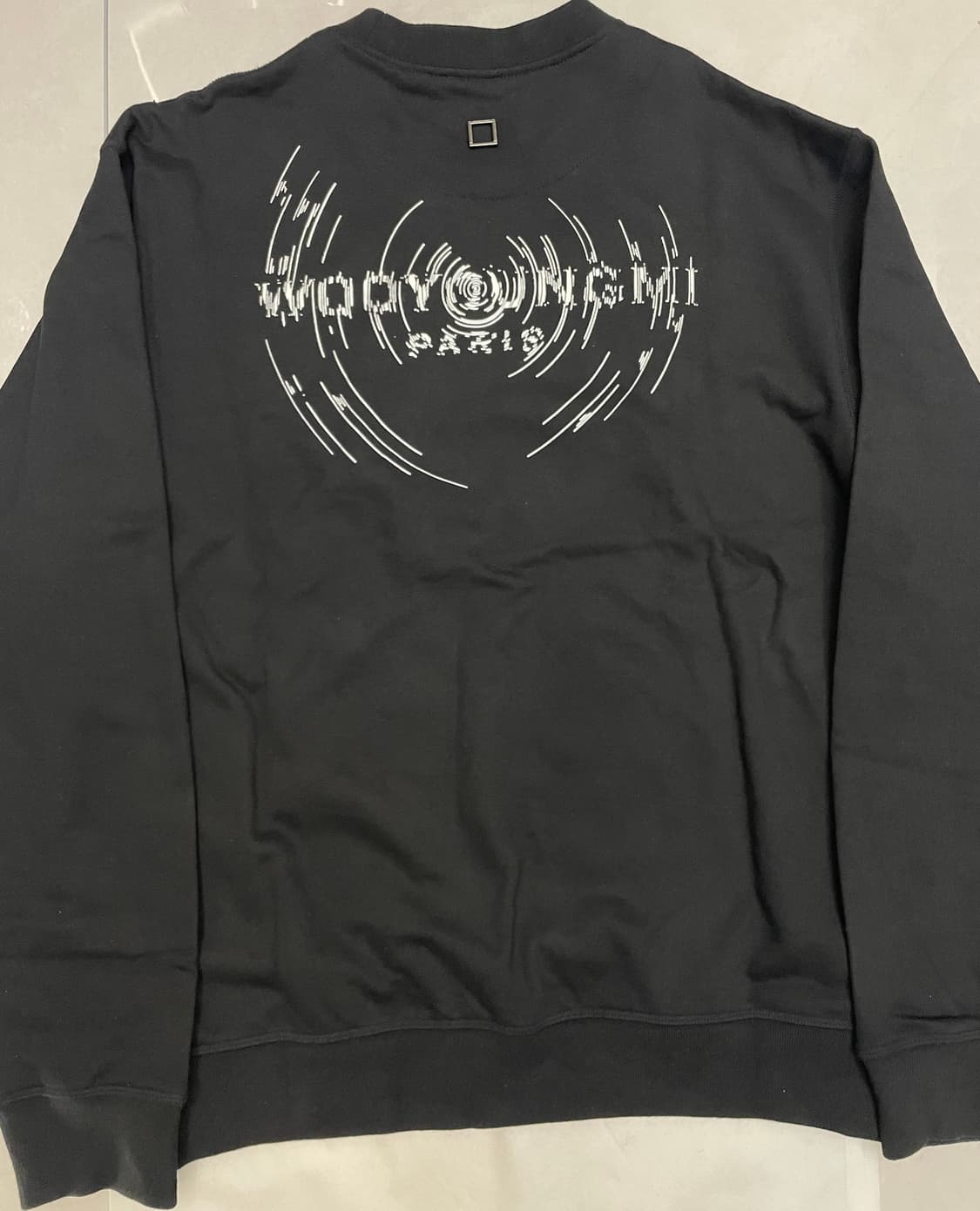 우영미 웨이브 그래픽 백로고 스웻셔츠 블랙 24FW 상품이미지1