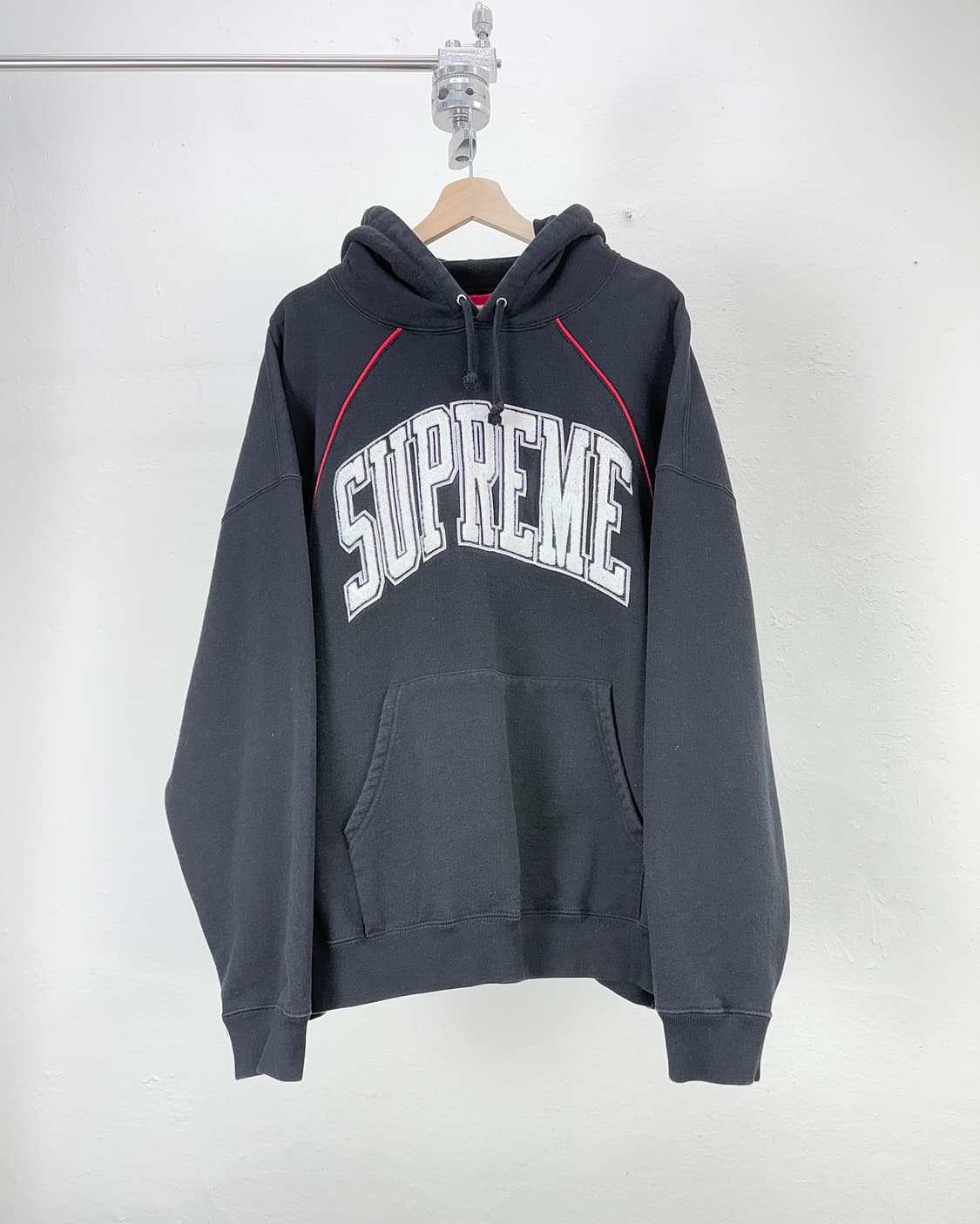 슈프림 23ss 박시 파이핑 아크 후디 스웨트 셔츠 블랙 상품이미지1