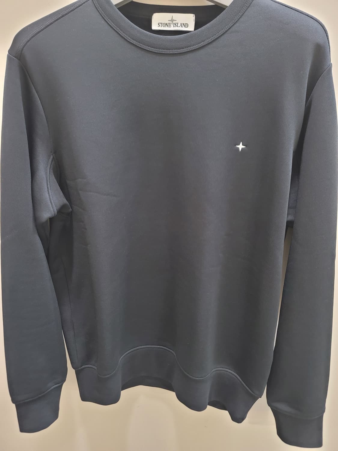 스톤아일랜드 자수로고 블랙 맨투맨 티셔츠 상품이미지1