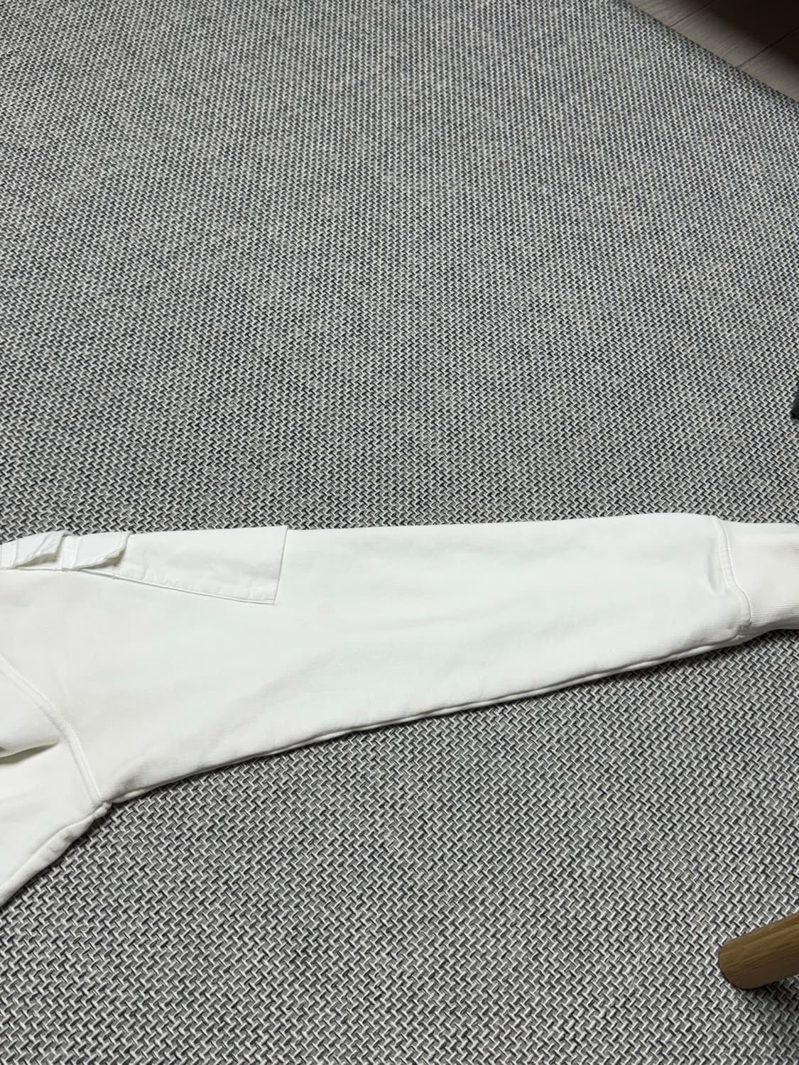 [ 23FW ] 스톤 아일랜드 포켓 와펜 패치 맨투맨 상품이미지8