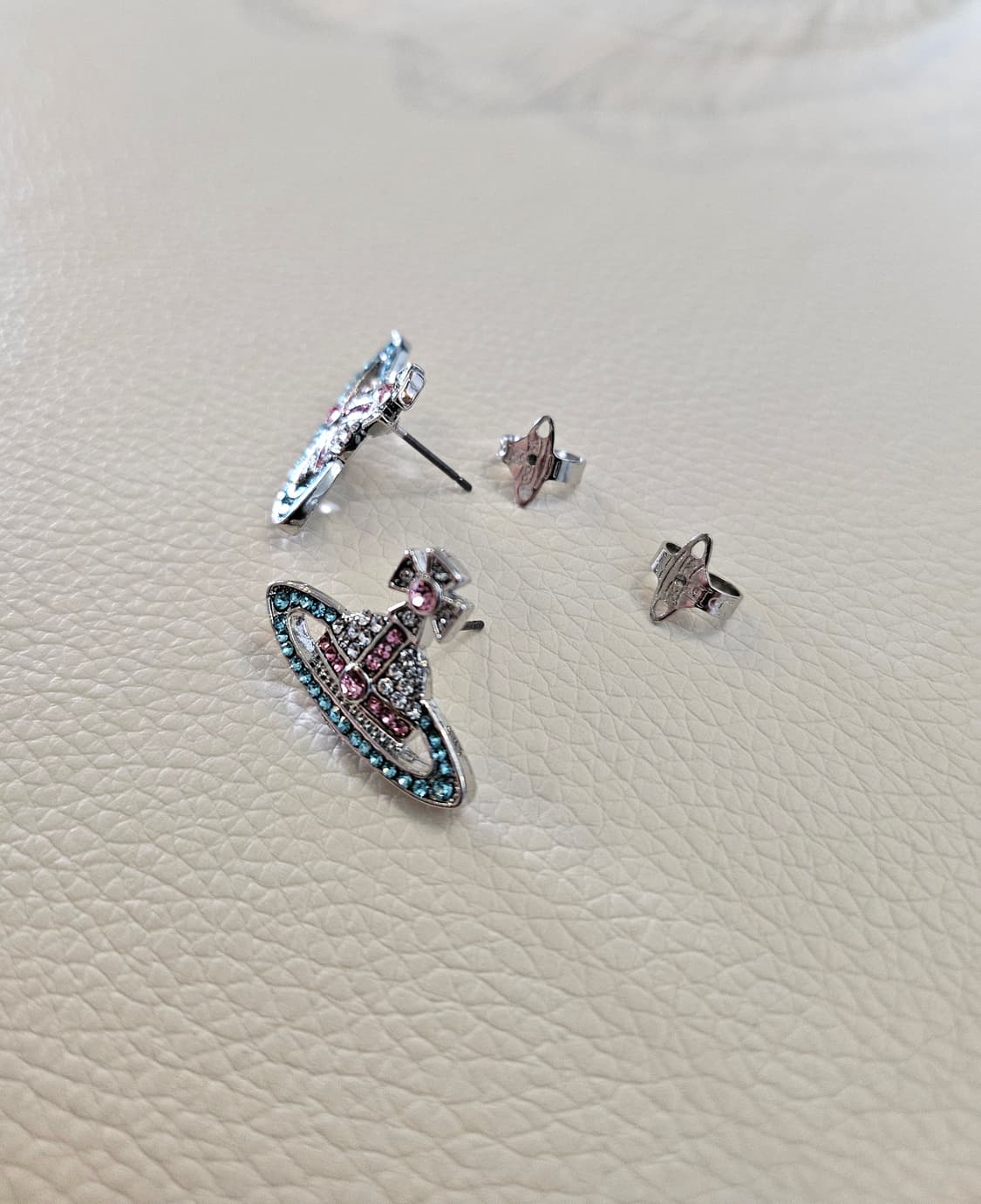 비비안웨스트우드 업사이클링 블루큐빅 귀걸이 상품이미지4