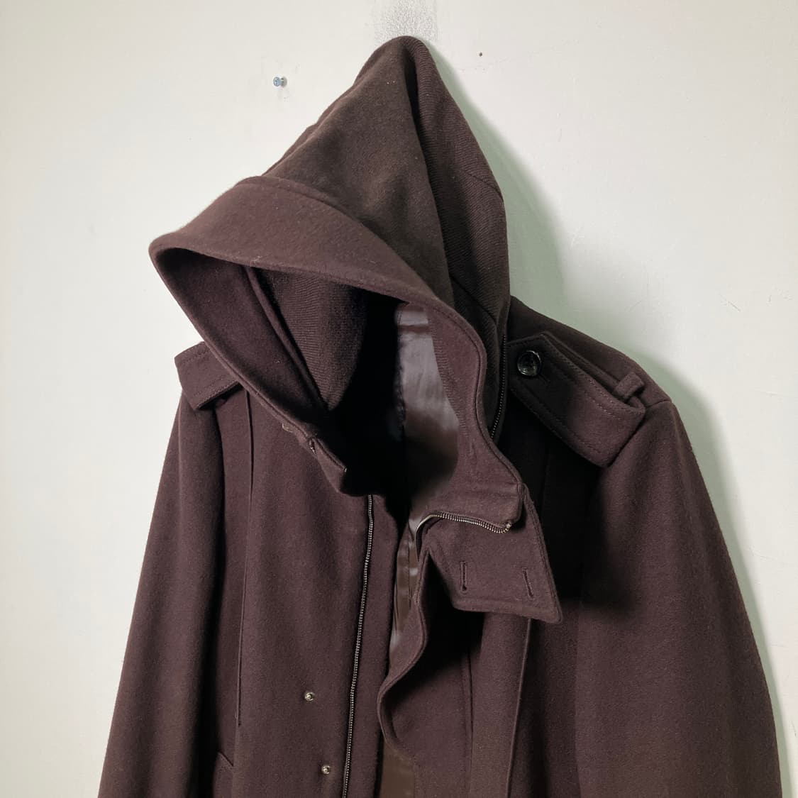 우영미 브라운 하이넥 코트 상품이미지5