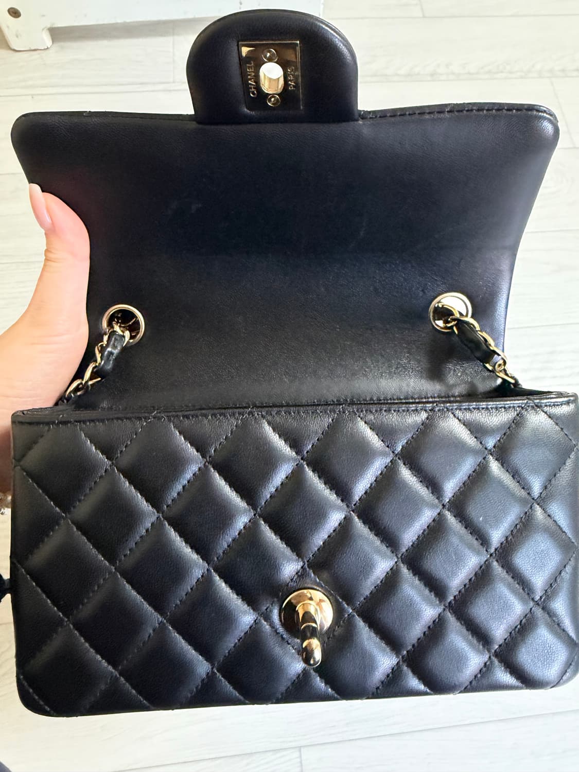 샤넬 뉴미니 플랩백  블랙 상품이미지6