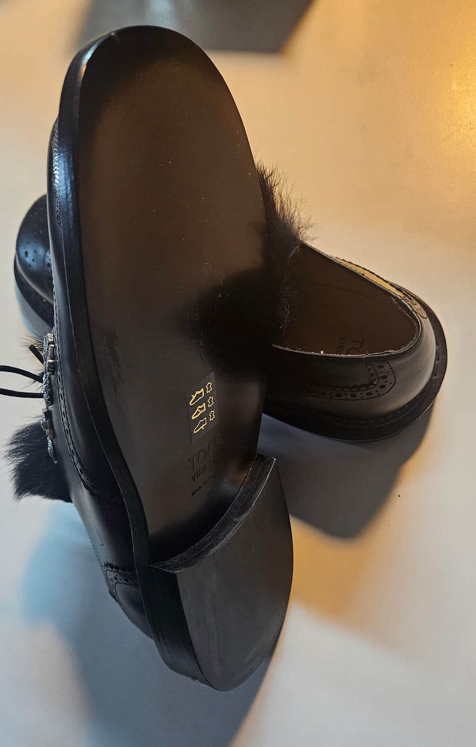 TOGA VIRILIS 블랙 퍼 장식 윙팁 슈즈 41(새상품) 상품이미지8
