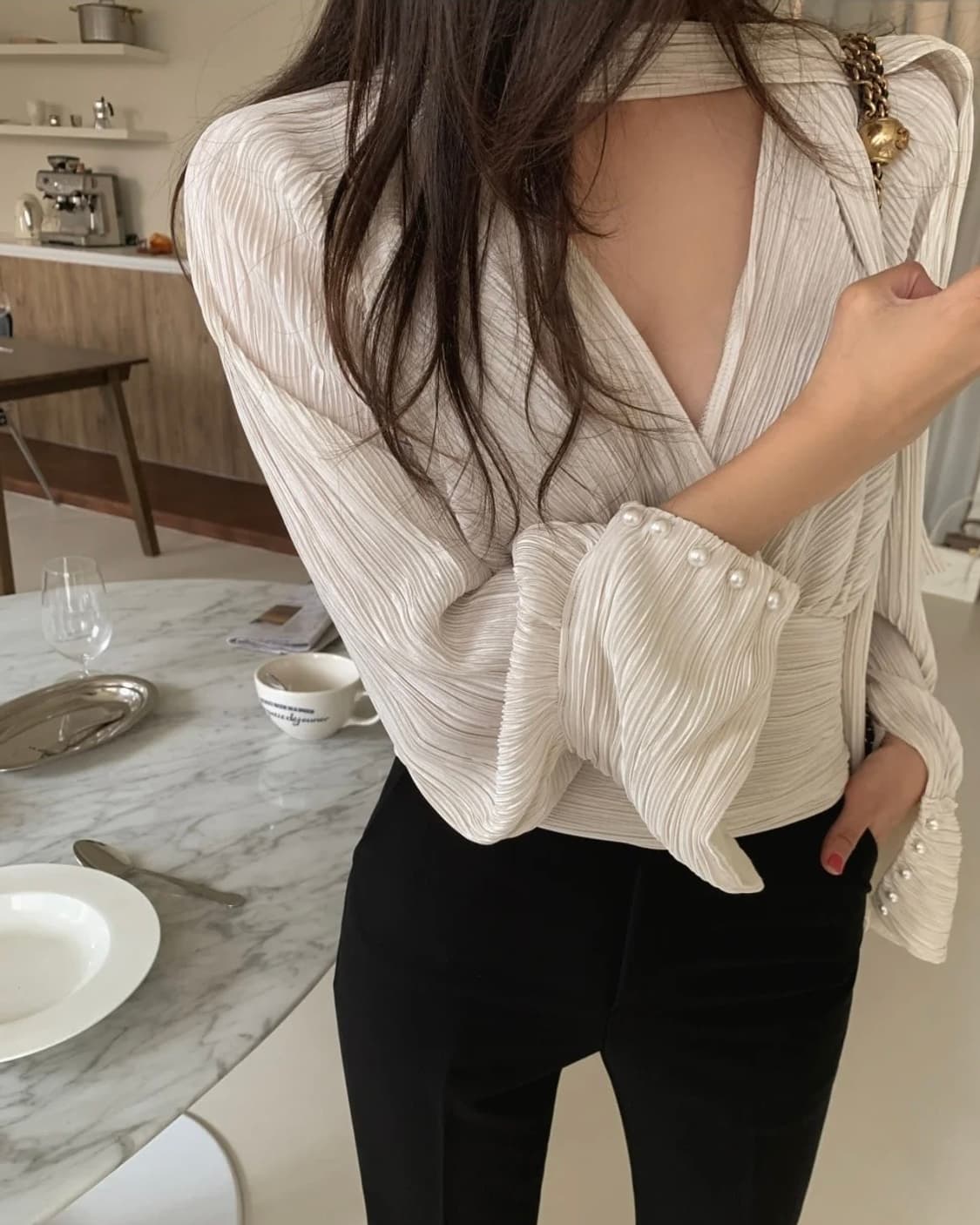 러브썸원 플리츠 스카프 랩 블라우스 - 아이보리 (하객룩·연말룩 추천) 상품이미지4