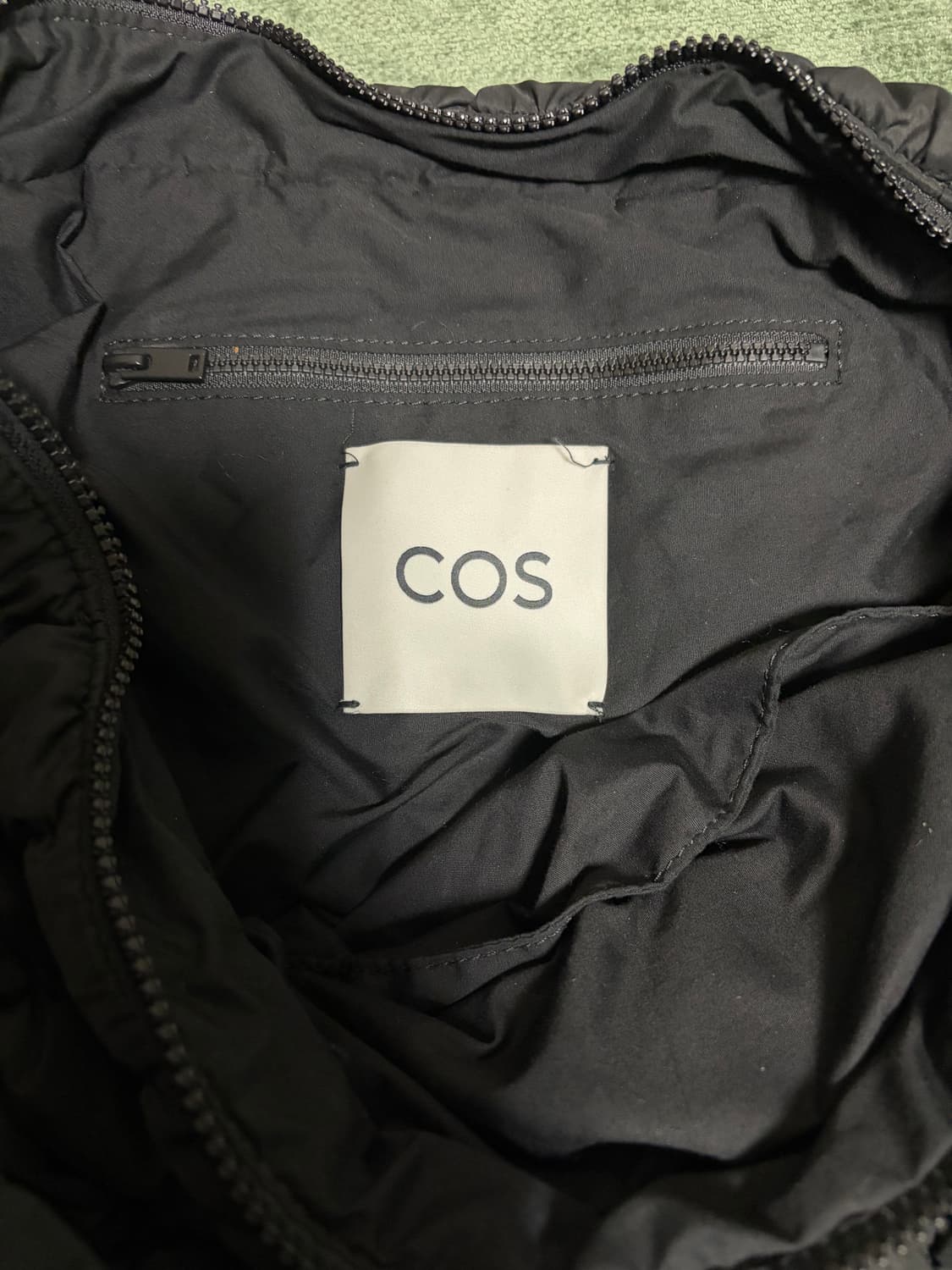 [추석 반값 할인] COS 코스 퀼티드 오버사이즈 구름백 판매합니다🖤 상품이미지2
