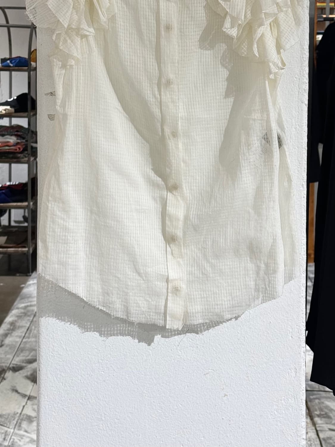 이자벨마랑 아이보리 러플 버튼 슬리브리스 블라우스 상품이미지5