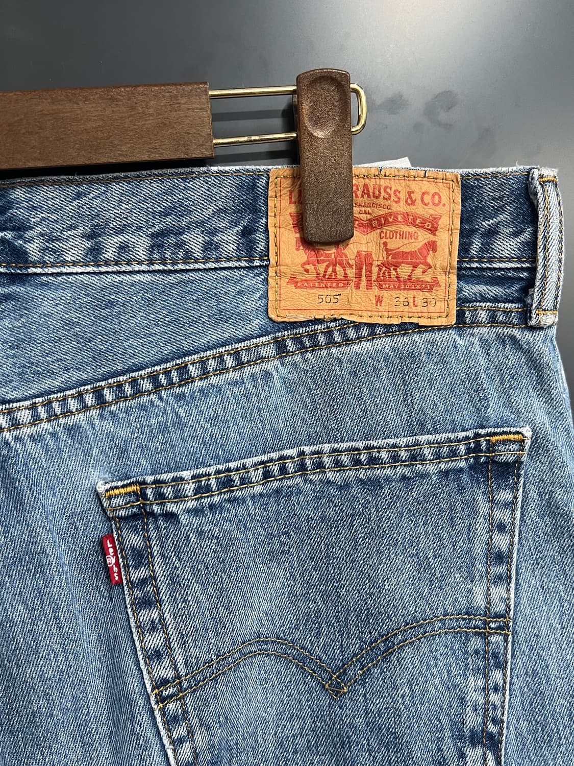 Levis 리바이스 505 레귤러 스트레이트핏 연청 데님 팬츠 상품이미지3