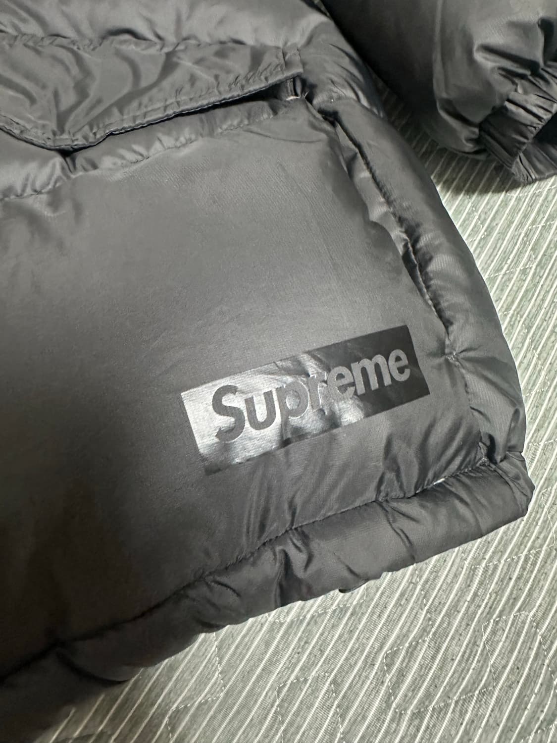 슈프림 700-필 다운 라이트웨이트 퍼퍼 자켓 블랙 - 24FW 상품이미지4