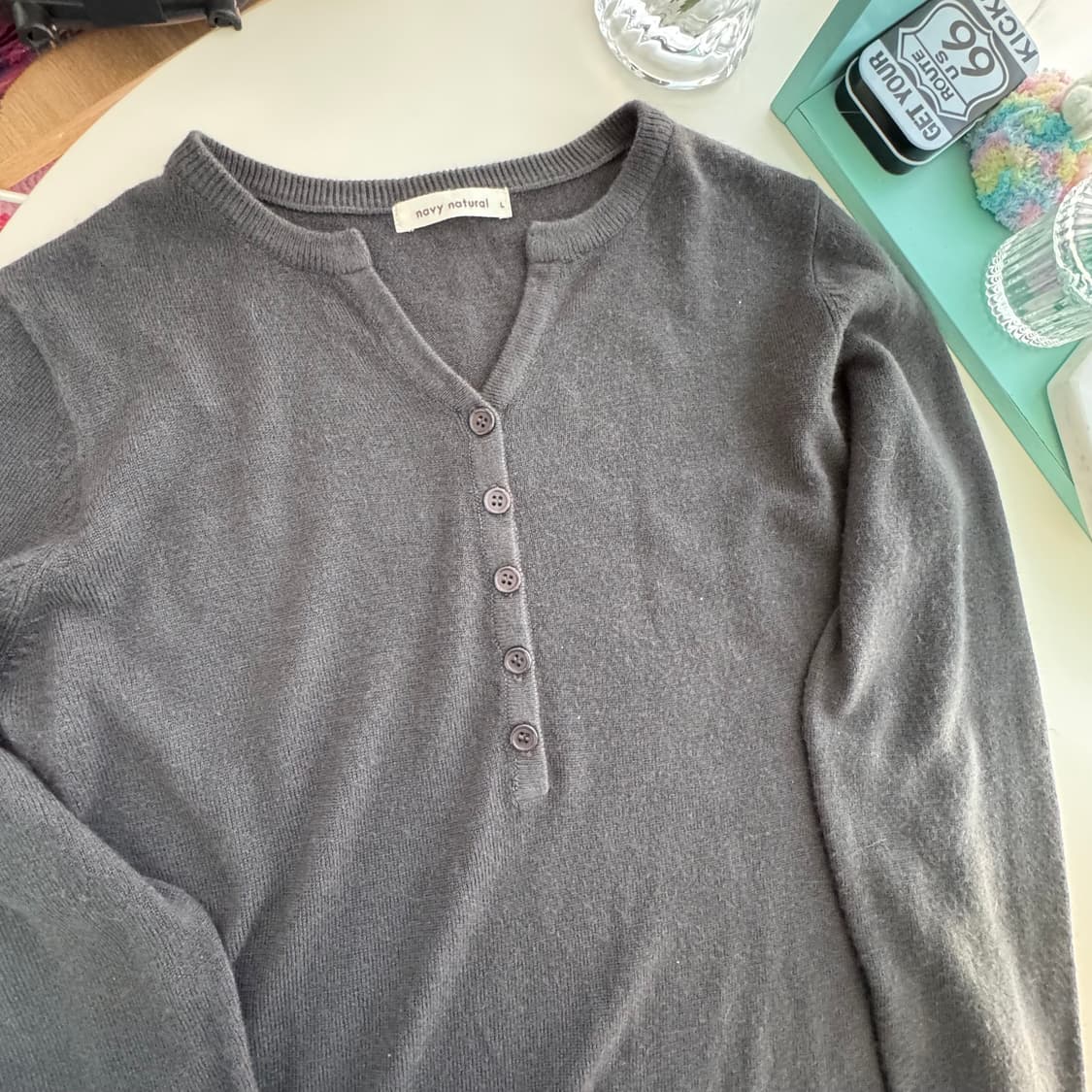 차콜 브이넥 단추 포인트 니트 티셔츠 상품이미지7