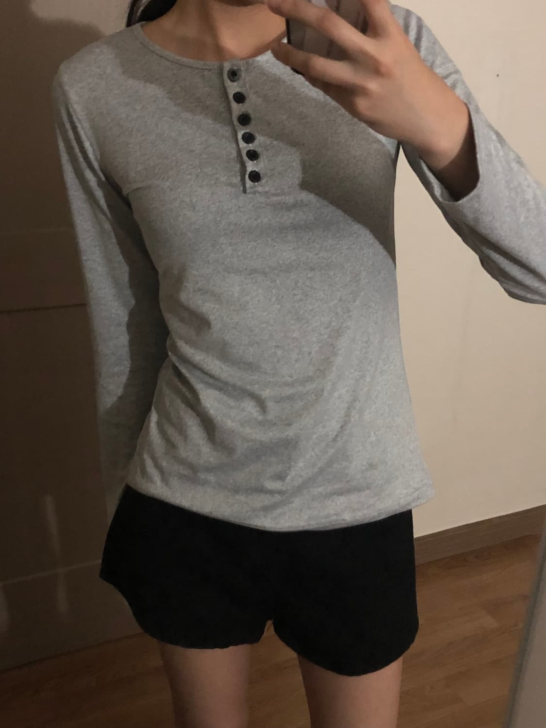 버튼 슬림핏 긴팔티 그레이 상품이미지3