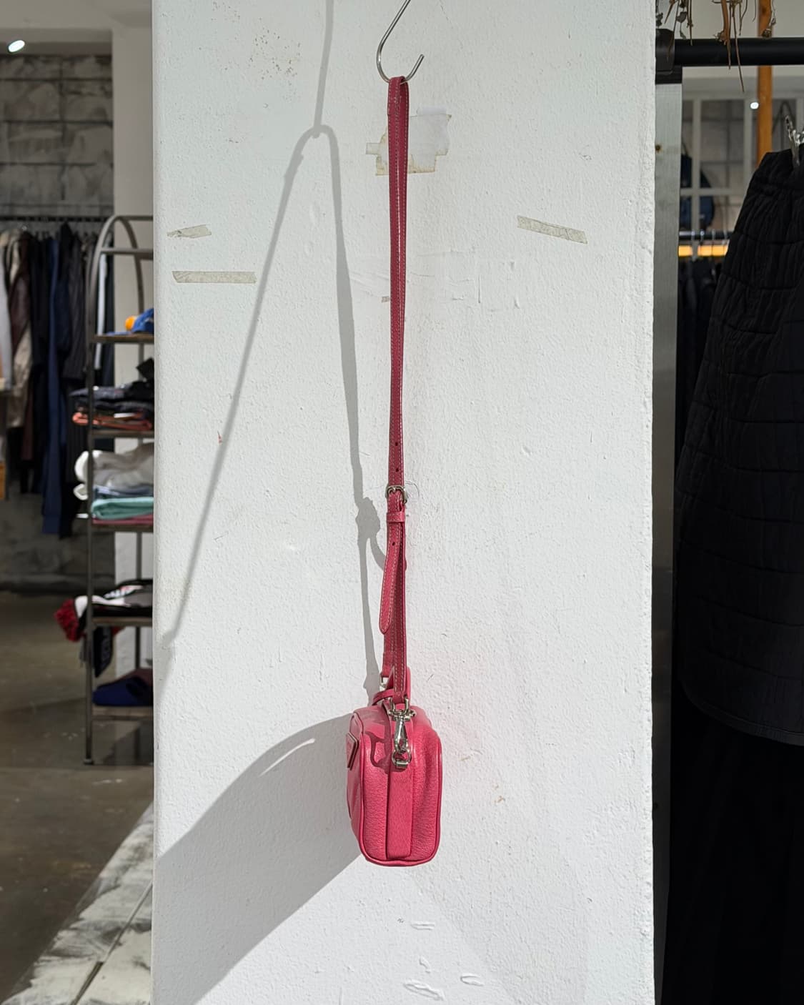 프라다 핑크 레더 미니 크로스바디 백 상품이미지5