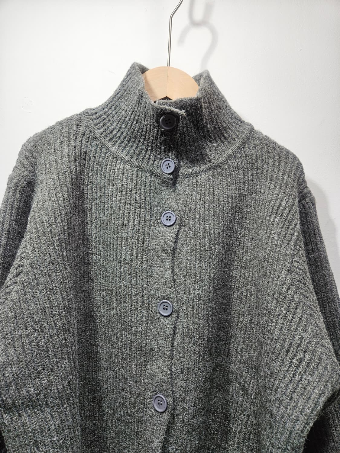 도톰 회색 니트 가디건 상품이미지4